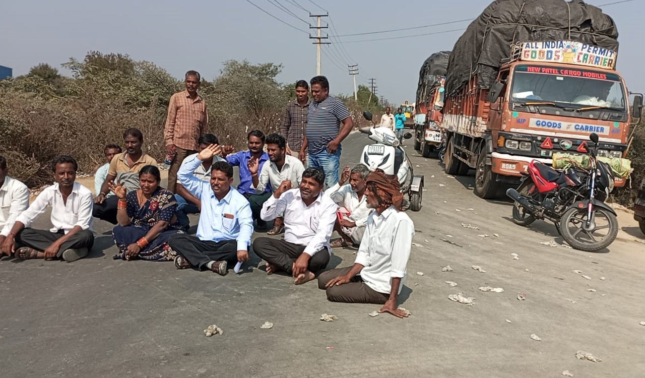 Sangareddy Cotton Farmers Protest As Cci Closes Purchasing Centre