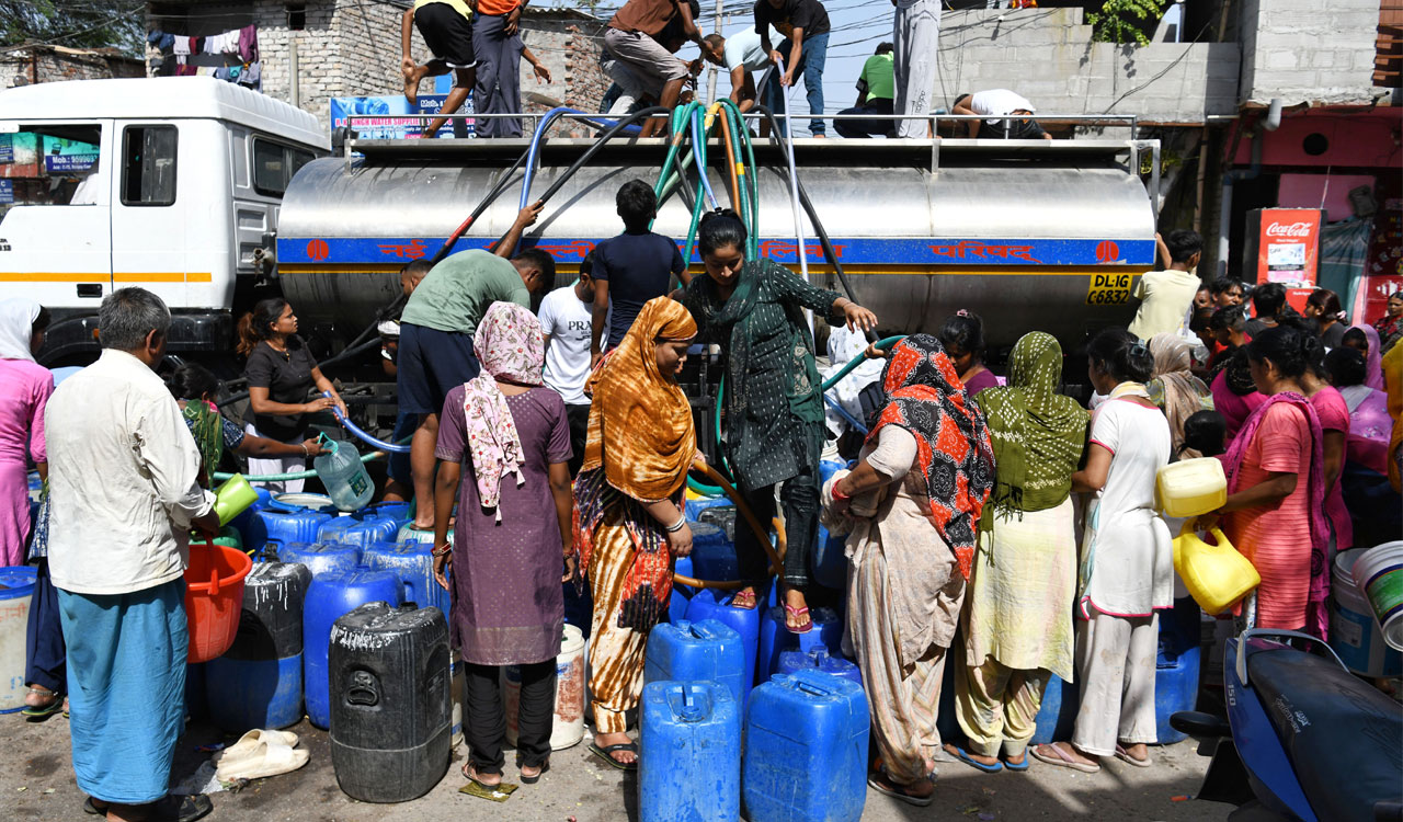 Delhittes Struggle In Long Queues As Water Crisis Deepens Further