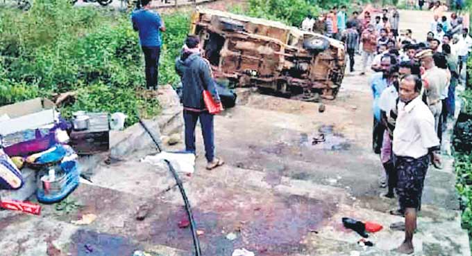 Overcrowded auto rickshaw rolls down hilltop, seven killed in AP