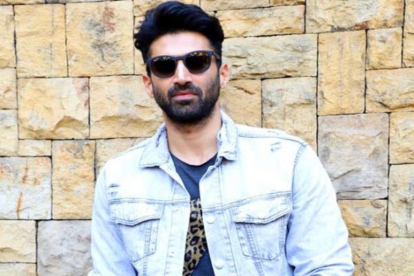 Aditya Roy Kapur has been caught making out in public