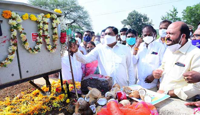 Errabelli Dayakar Rao inaugurates central lighting system at Thorrur town