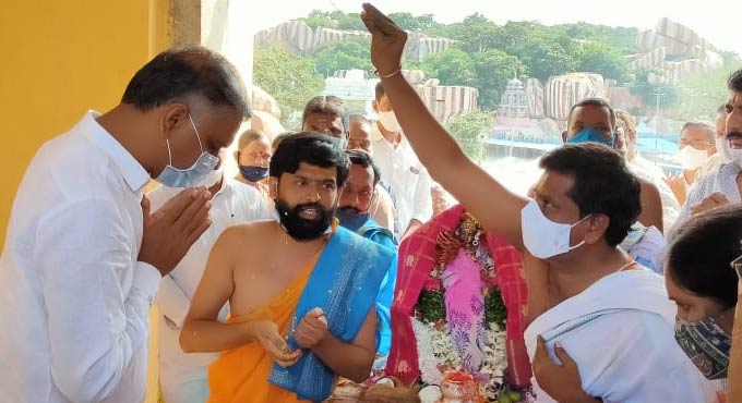 Harish offers ‘Mukku Puduka’ to Goddess Vanadurga Bhavani