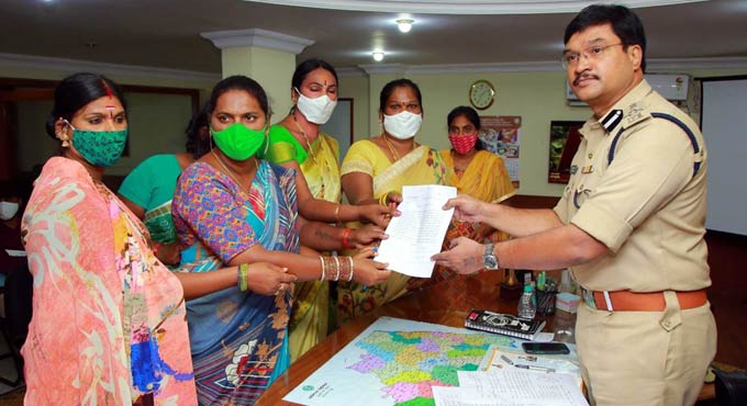 Transgenders complain to Nalgonda SP over begging mafia