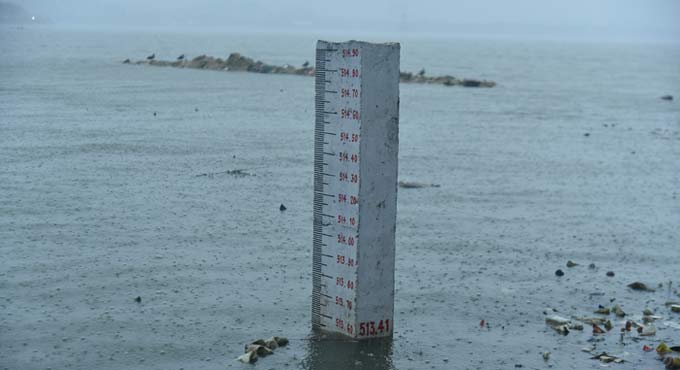 Water level at Hussain Sagar crosses FTL