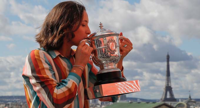 Iga Swiatek continues transfer of power in women’s tennis