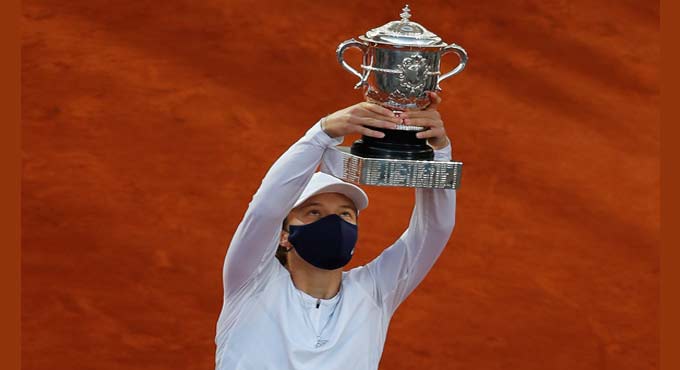 French Open: Iga Swiatek makes history at Paris