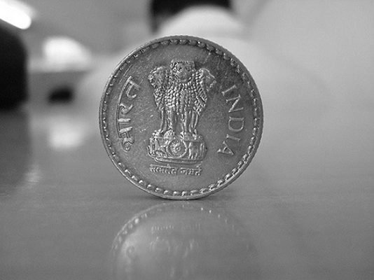 Rupee slips 11 paise to 73.65 against US dollar in early trade