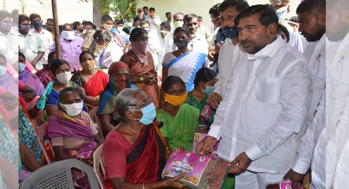 Govt provides adequate work to weavers: Jagadish Reddy