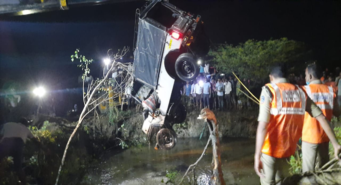 Jeep accident: One body found in well at Gavicherla near Warangal