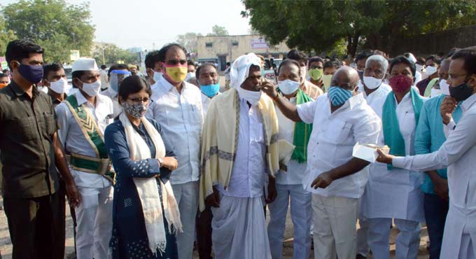 Cotton procurement begins in Adilabad