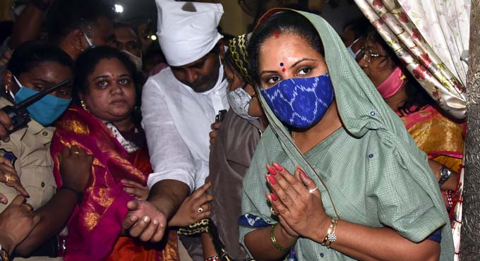 Kavitha offers ‘chadar’ at Yousufain Dargah