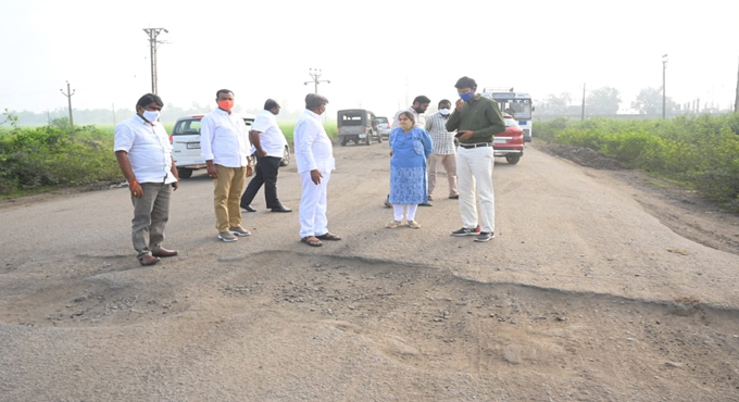 Khammam MP asks NHAI to grant Rs 300 crore for roads repair
