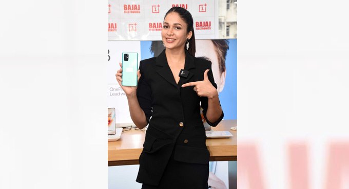 Hyderabad: ‘OnePlus 8T’ unveiled at Bajaj Electronics store