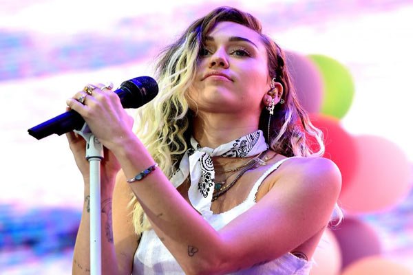 Miley Cyrus ‘got chased down by UFO’
