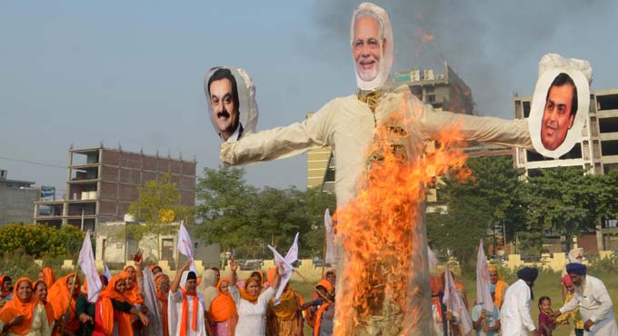 Farmers in Punjab burn effigies of PM Modi, Corporates