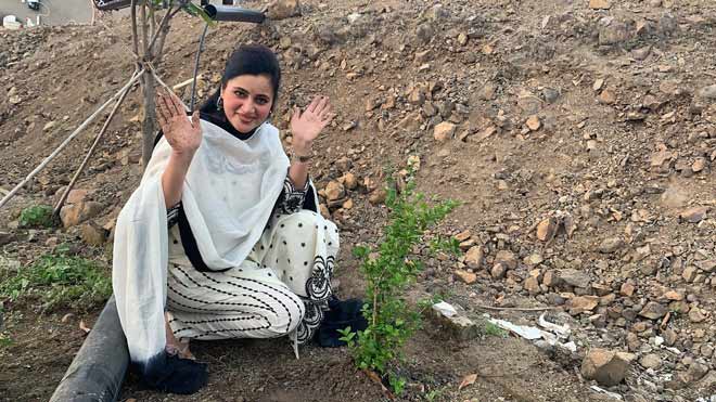 Navneet Kaur plants saplings as part of Green India Challenge