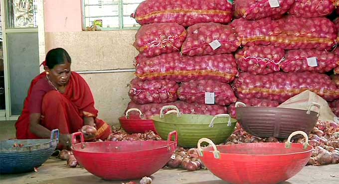 Onion prices go up as crops damaged by rainfall, consumers worried