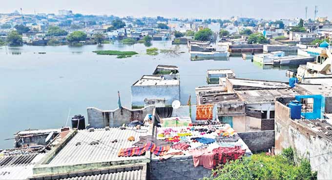 300 houses still under water near Osman Nagar tank in Hyderabad