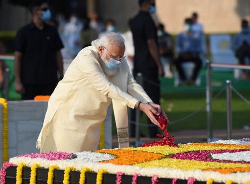President Kovind, PM Modi pay homage to Mahatma Gandhi at Rajghat