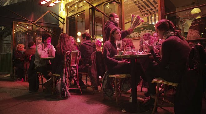 Paris shuts bars to brake Covid-19 spread
