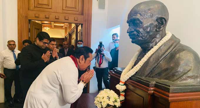 Sri Lankan PM Rajapaksa pays tribute to Mahatma Gandhi