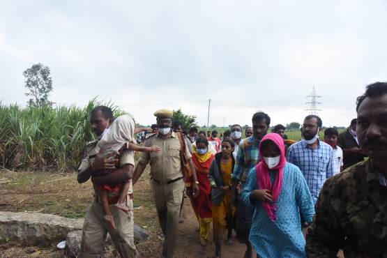 Sangareddy: Rescue team saves seven stranded in river Manjira