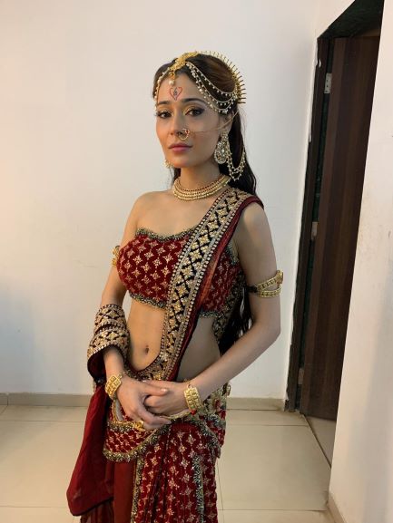 TV star Sara Khan recovers from Covid-19, returns to shooting