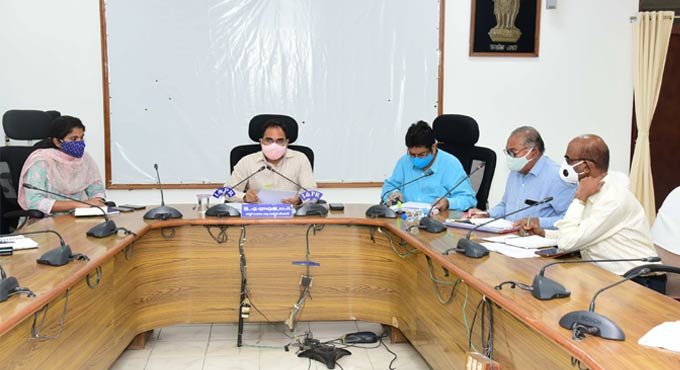 Special teams to distribute Bathukamma sarees in Karimnagar