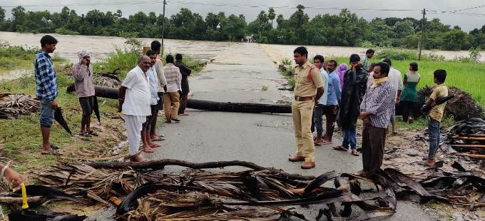 Car swept away, police rescue passengers in Siddipet