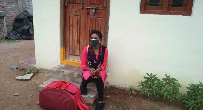 Young girl stages silent protest in front of lover’s house in Bhupalpally