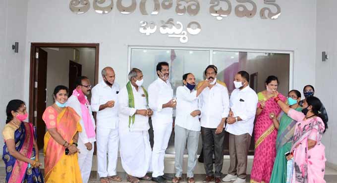 Khammam: TRS cadre celebrates Kavitha’s victory