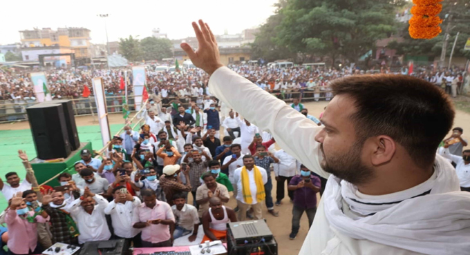 Tejashwi steps into Lalu’s shoes to spearhead RJD poll campaign