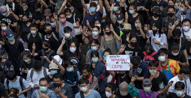 Thai democracy protesters defy ban for fourth day