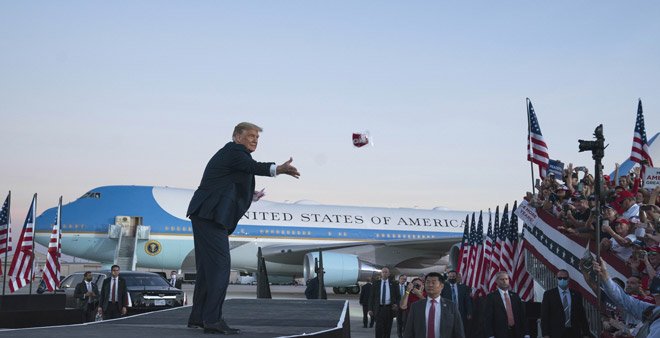 Behind in polls, Trump launches battleground state swing