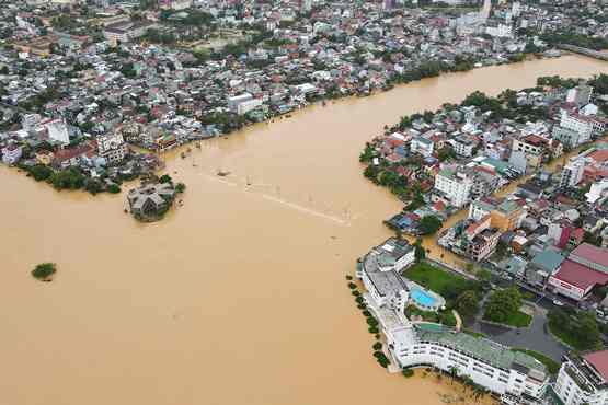 Floods, rough seas kill 18 in Vietnam as fresh storm on the way