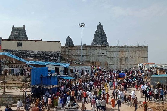 Yadadri temple witnesses huge rush of devotees