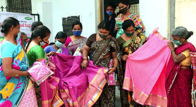 Door-to-Door distribution of one cr Bathukamma sarees begins in Telangana