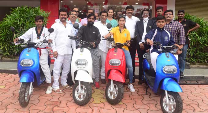 SATS presents scootys to eminent sportspersons