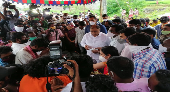 Khammam: Minor girl set ablaze last month succumbs