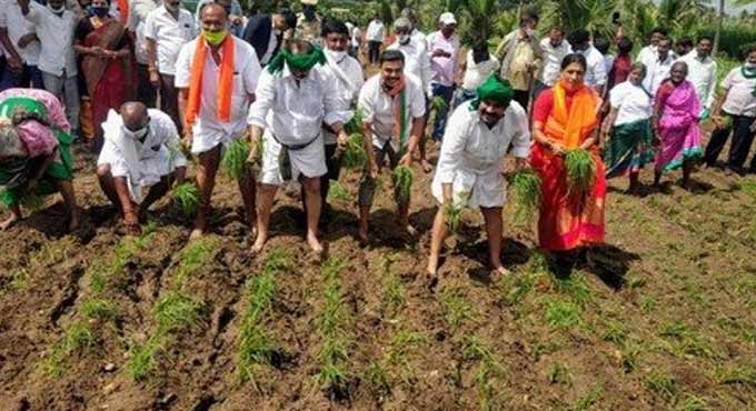 K’taka Agri minister spends Diwali with farmers on b’day