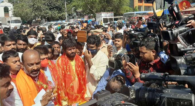 BJP State chief Bandi Sanjay visits Bhagyalaxmi temple near Charminar