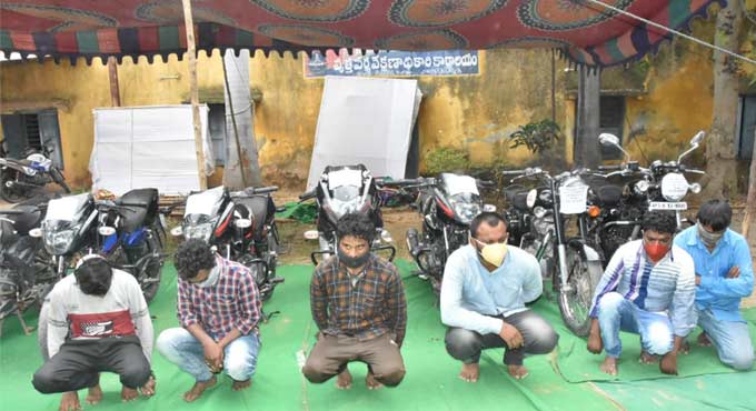Six members of inter-state bike lifting gang held in Mancherial