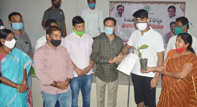Warangal: MLA distributes CMRF cheques with saplings