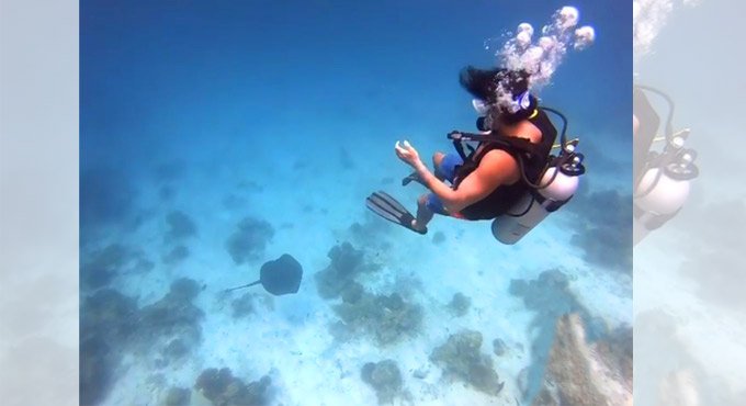 Farhan Akhtar, Shibani enjoy underwater diving in ‘swimming pool’