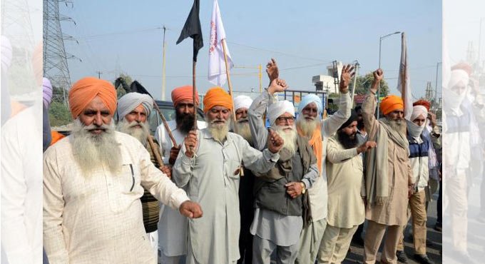Hundreds of protesting farmers gather along Punjab-Haryana border