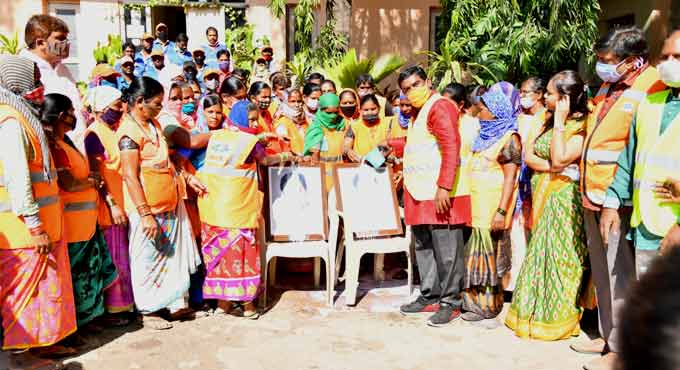 GHMC sanitation workers perform ‘Palabhishekam’ on portraits of KCR and KTR