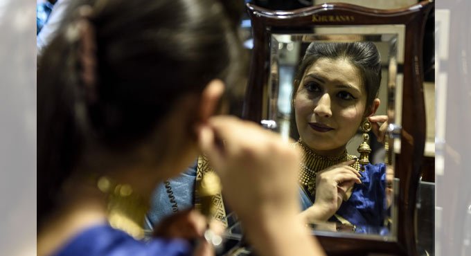 Vaccine hopes push gold below Rs 49,000 per 10 gram