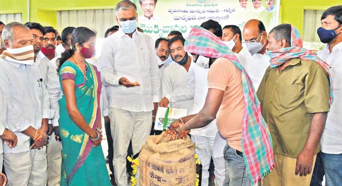 Harish Rao exposes double standards of BJP on paddy procurement