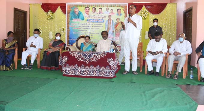 Harish Rao felicitates retired Telugu lecturer