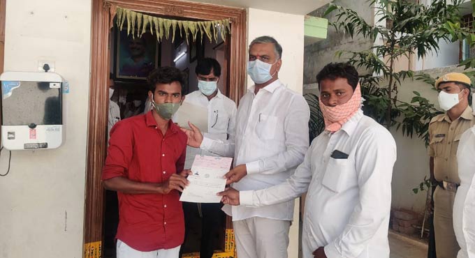 Harish Rao hands over CMRF cheques to 17 beneficiaries